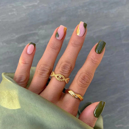 Kunstvolle Nagelverlängerungen mit elegantem Blattmuster Brehn