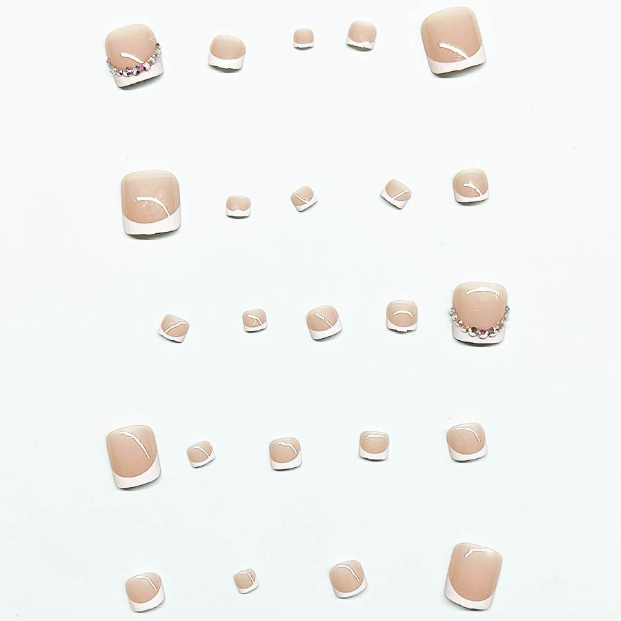 Fußnagelkunst-Set mit eleganter französischer Spitzenverzierung und Glitzerakzenten Brehn