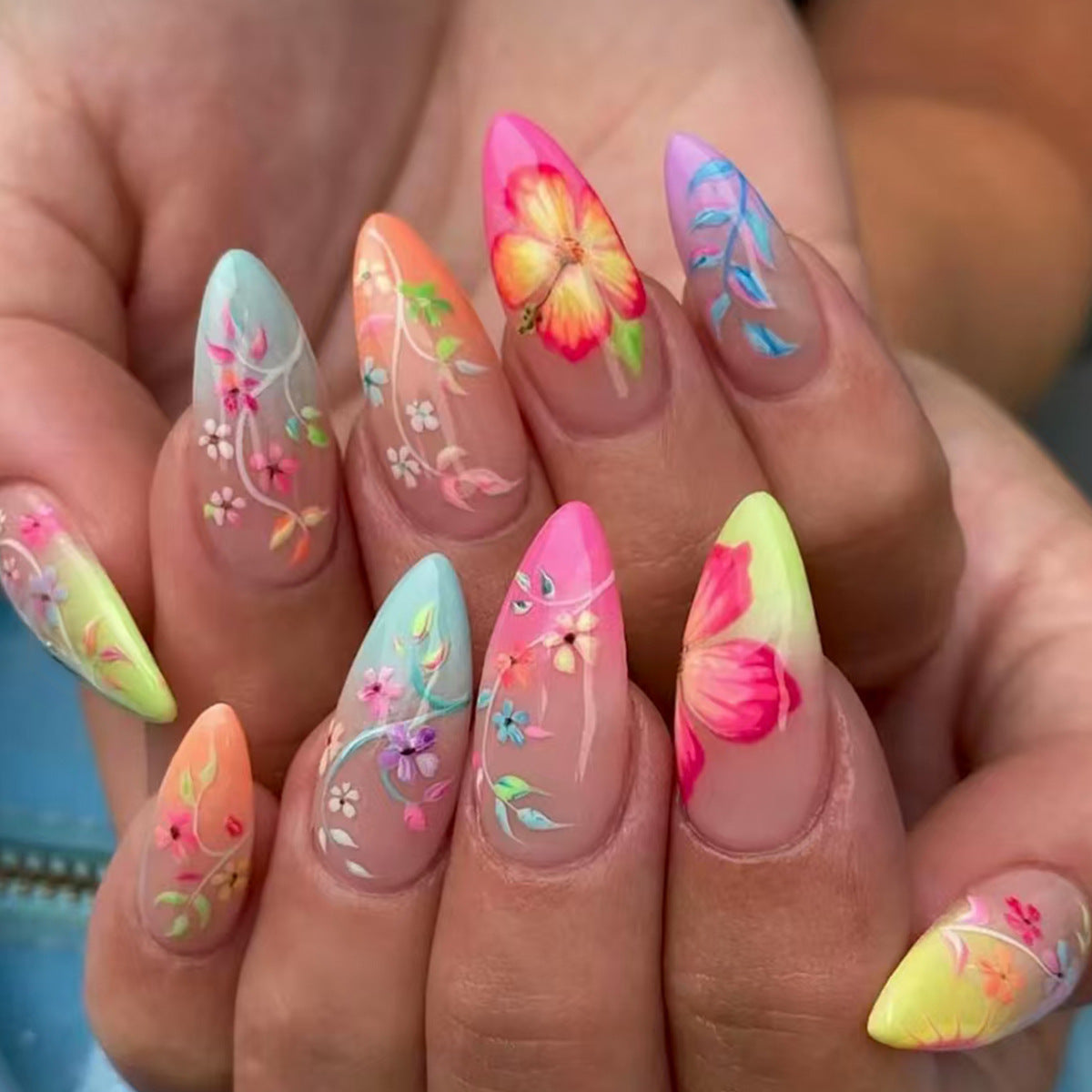 Kunstvolle Nagelspitzen mit floralen Designs Brehn
