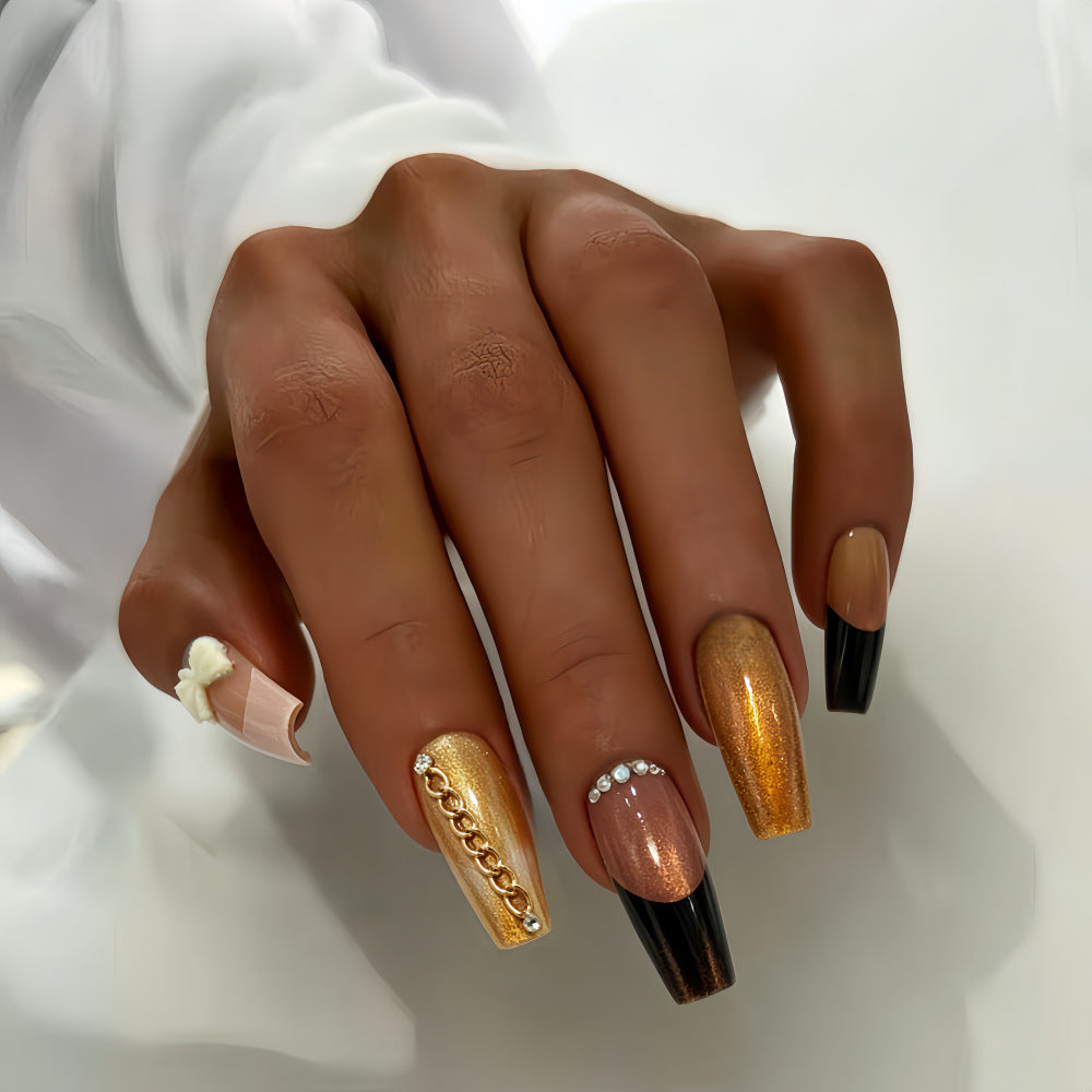 Glamouröse Kunstnägel mit Glitzerndem Design und Eleganten Verzierungen Brehn