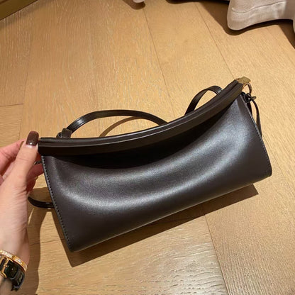 Strukturierte Leder Baguette Schultertasche mit goldener Hardware