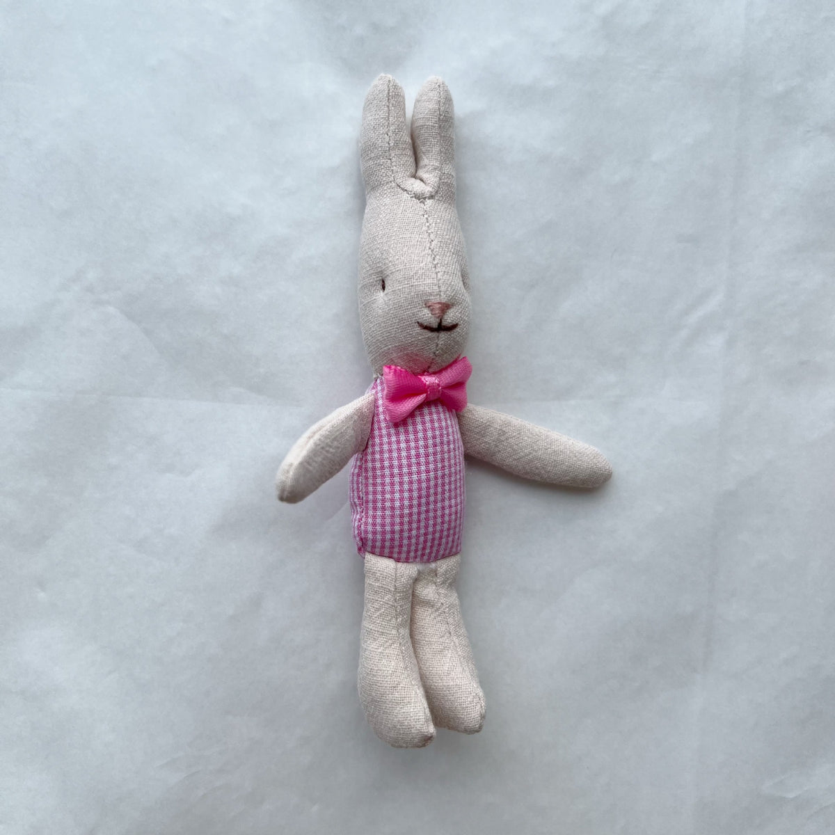 Weicher Leinenkaninchen-Kuschelpuppen mit rosa Gingham-Kleid und Satin-Schleife