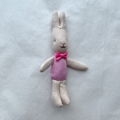 Weicher Leinenkaninchen-Kuschelpuppen mit rosa Gingham-Kleid und Satin-Schleife