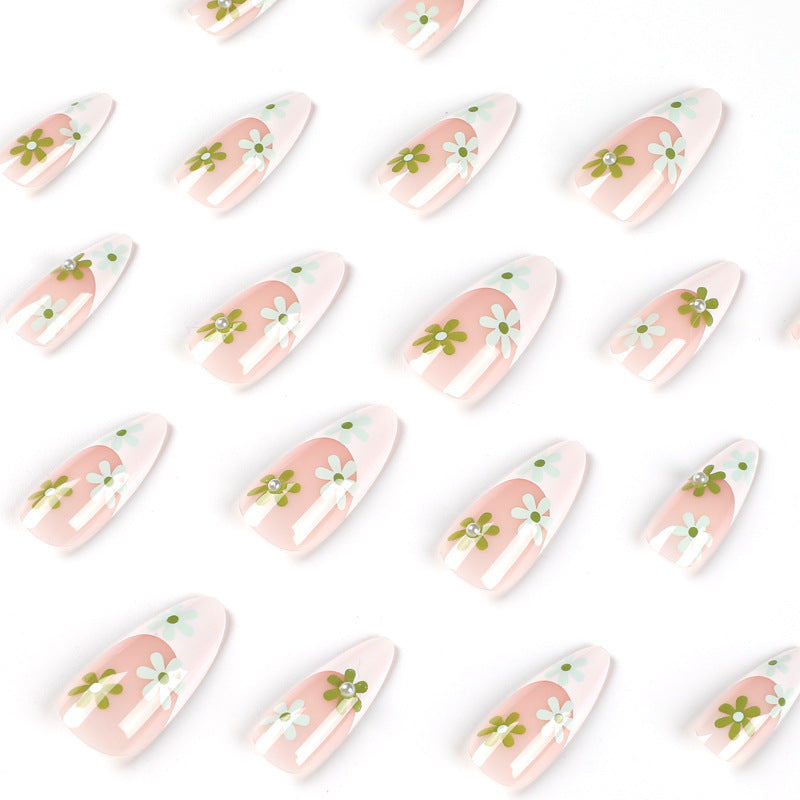 Kunstvolle Nagelkunst mit zarten Blütenmotiven Brehn