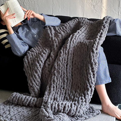 Überdimensionale Handgestrickte Grobstrick-Wohndecke aus Chenille