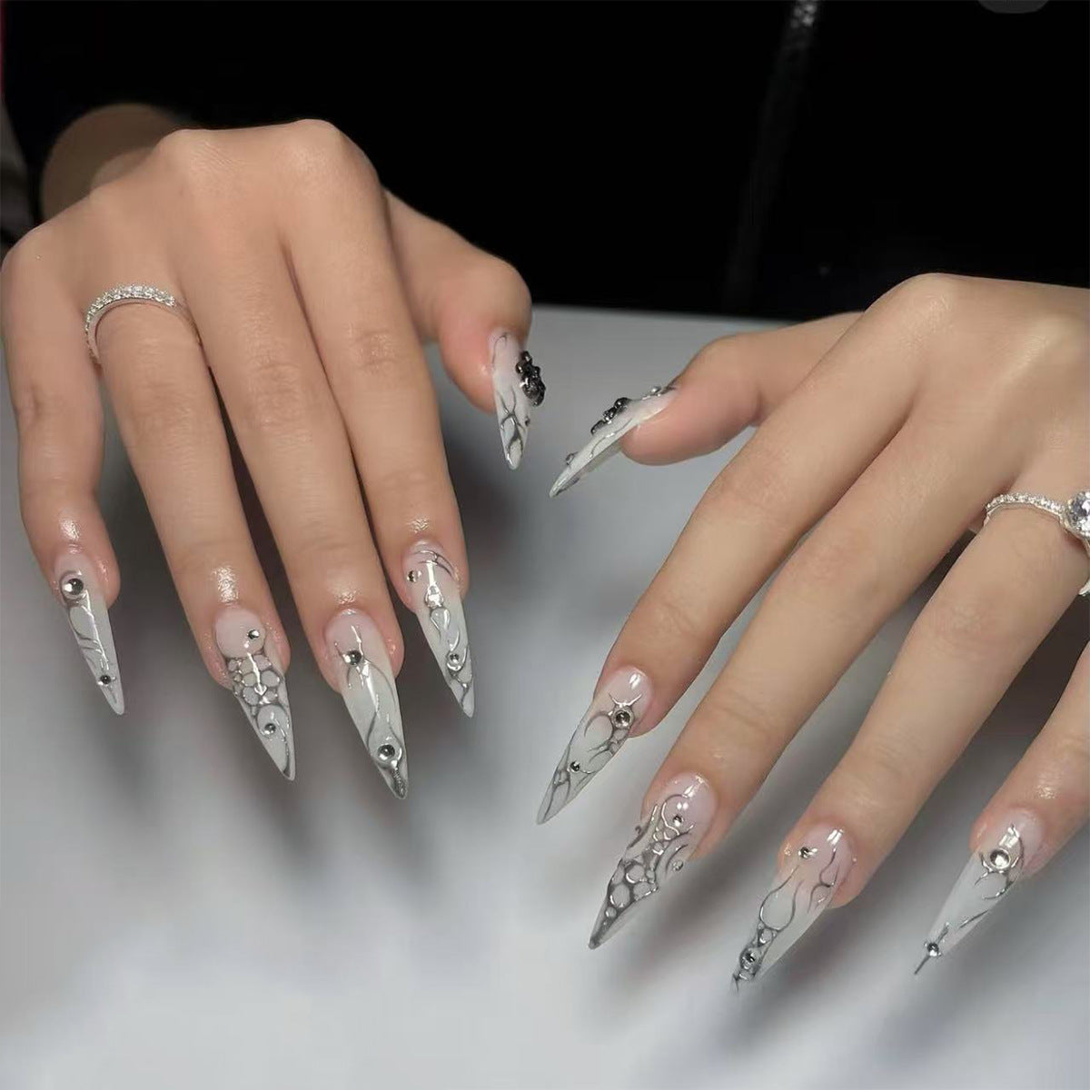 Elegante Stiletto Press-On Nägel mit metallic Design Brehn
