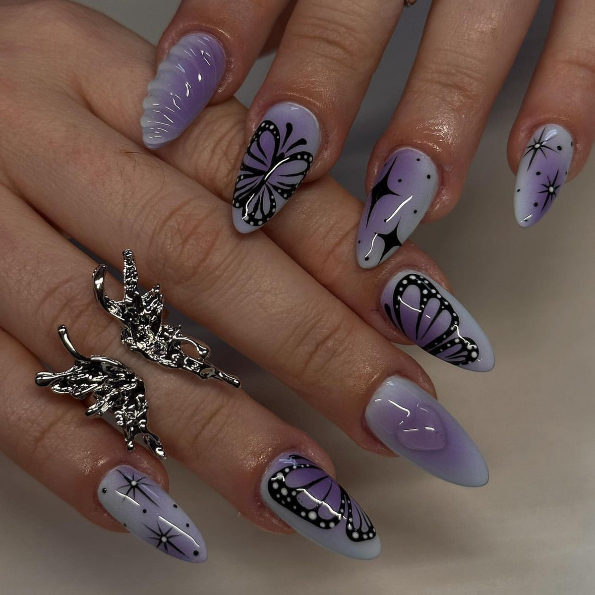 Kunstvolle Stiletto-Nägel mit elegantem Schmetterlingsdesign Brehn