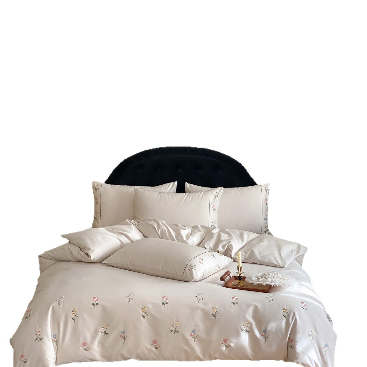 Fein besticktes Baumwollsatin-Duvetbezug-Set mit floraler Streuung und Kedernaht