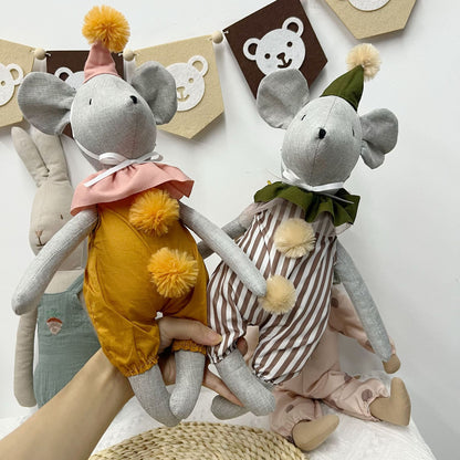 Langbeinige Organic-Leinen-Hasenpuppe mit bestickten Karotten-Latzhosen