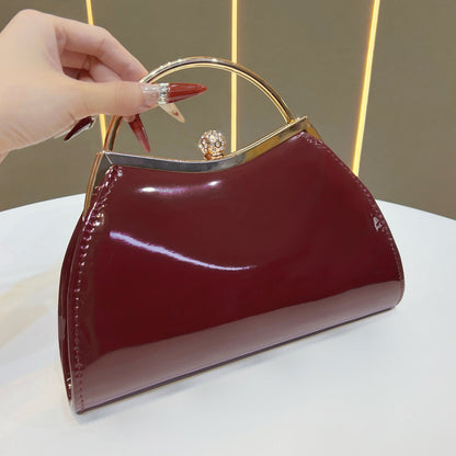 Vintage-inspirierte Handtasche aus patentiertem Leder