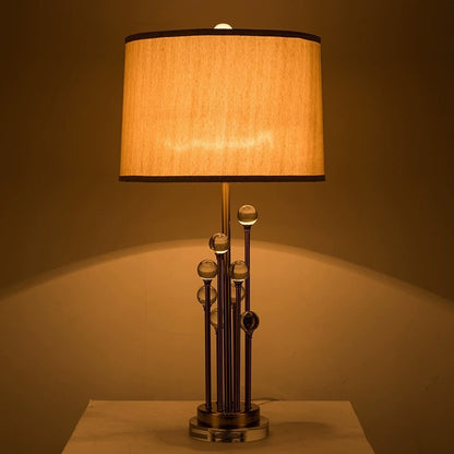 Elegante Tischlampe mit einzigartigem skulpturalem Fuß