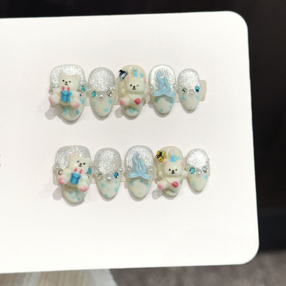 Dekoratives Press-On Nagelkunst-Set mit floralen und verspielten Designs