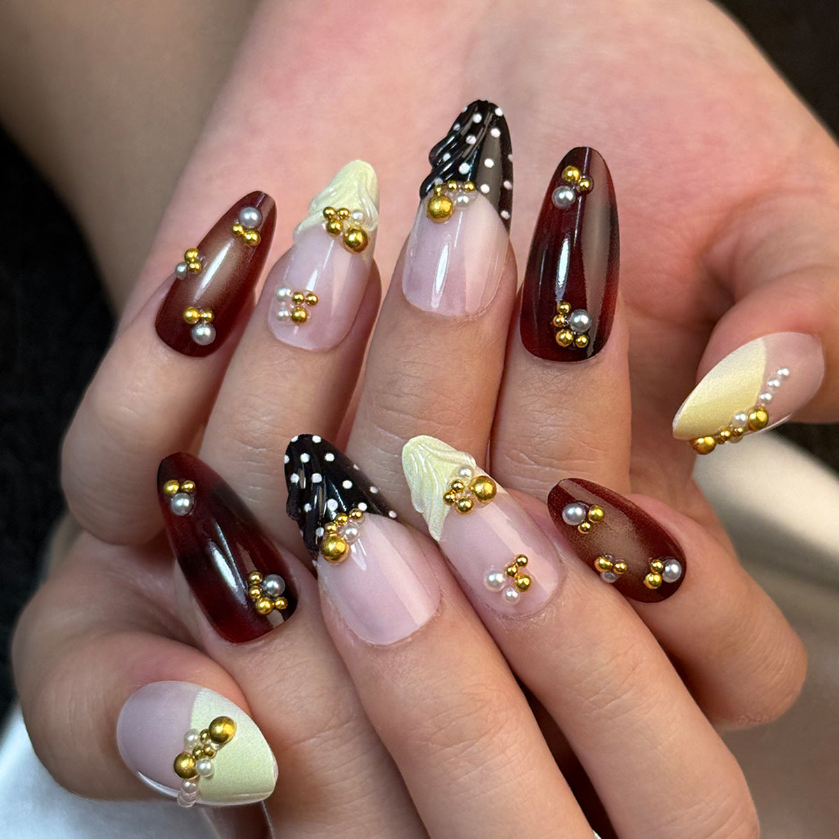 Elegante Kunstfingernägel mit Floralen und Geometrischen Akzenten Brehn