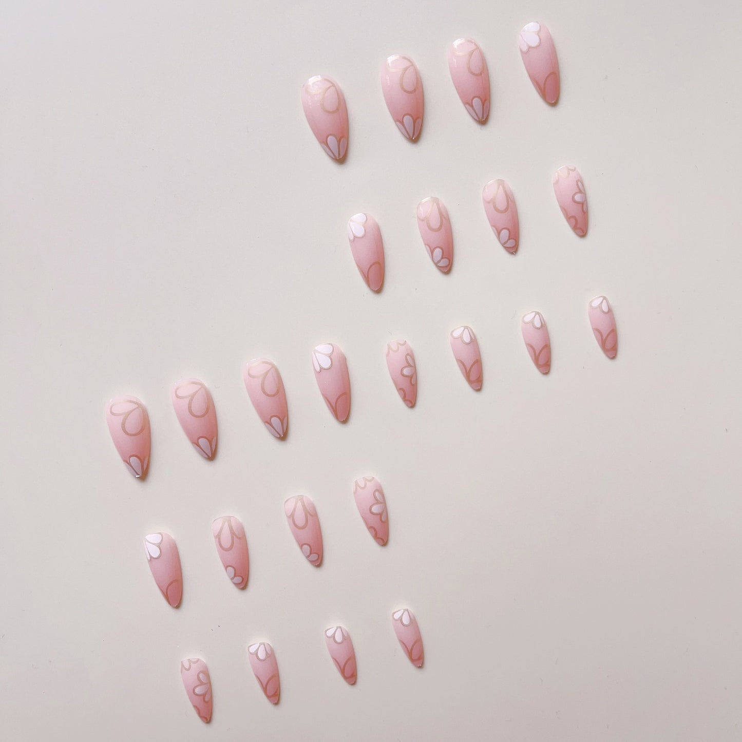 Kunstnagelset mit luxuriösen floralen 3D-Verzierungen Brehn