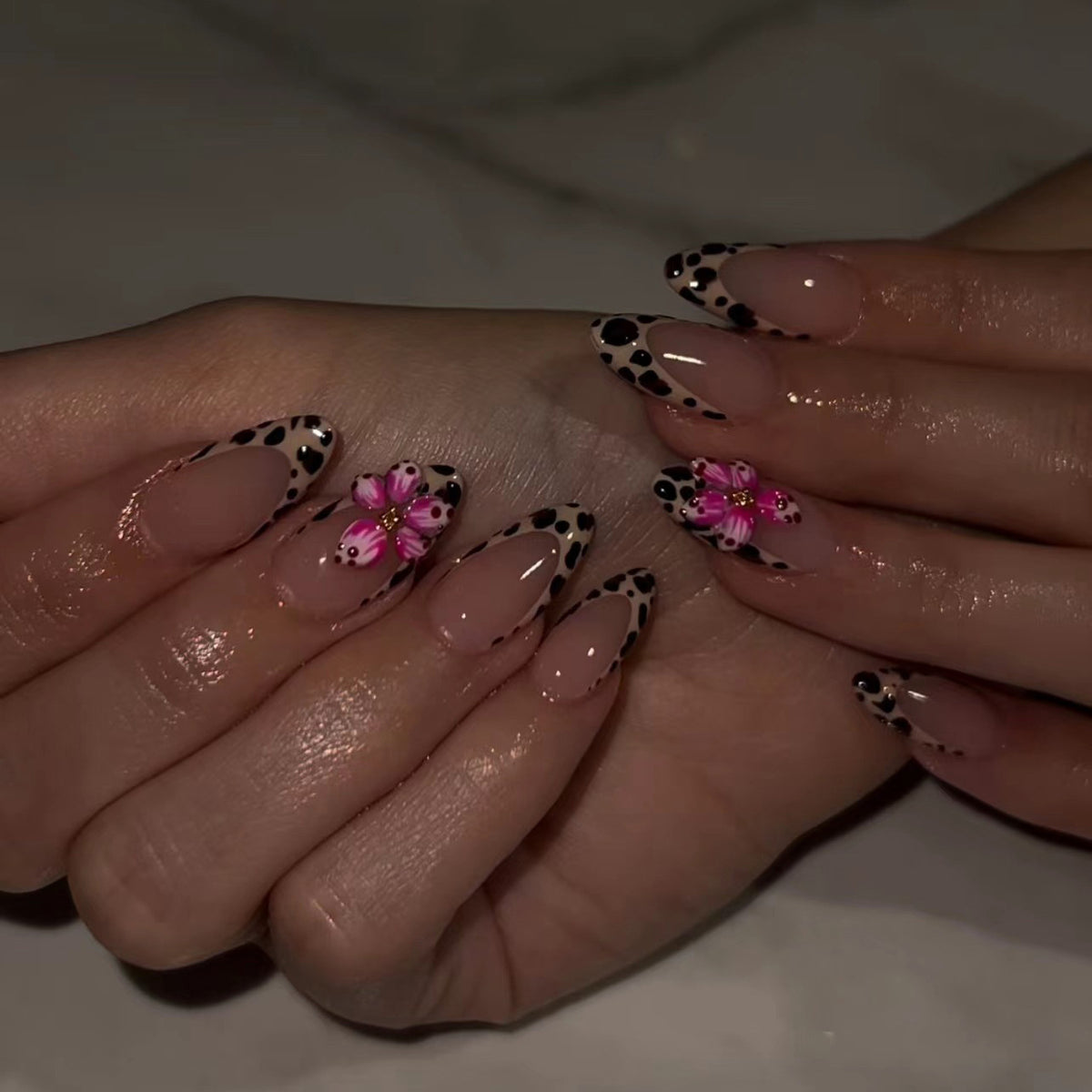 Künstliche Nagelkunst mit floralem Design und stilvollem Leopardenmuster Brehn