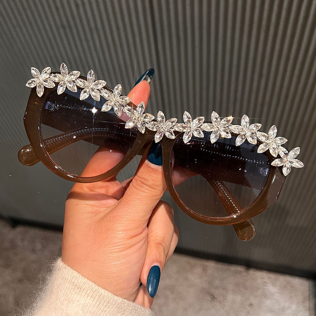 Damen Sonnenbrille mit floralen Kristallakzenten Brehn
