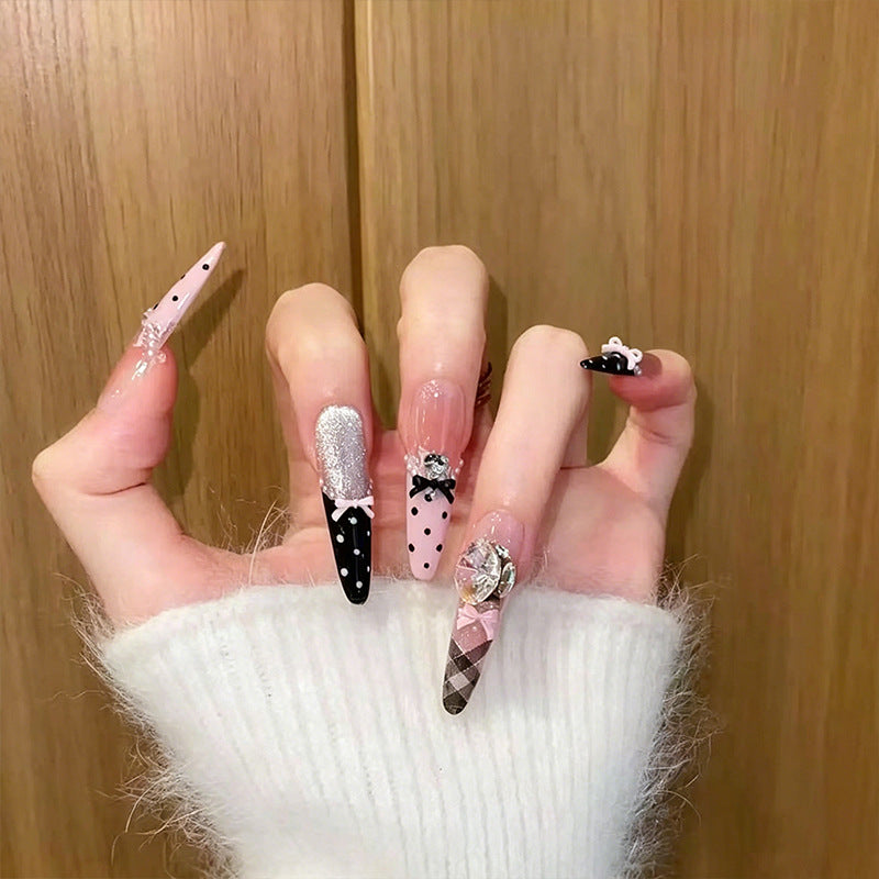 Kunstnagelset mit glamourösen 3D-Applikationen und festlichem Design Brehn