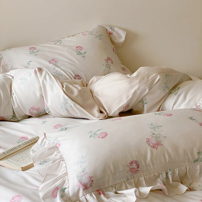 Luxuriöses Satin-Bettwäsche-Set mit zarten Rosenmuster und Rüschensaum