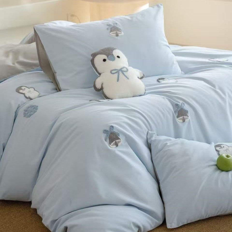 Kinderbettwäsche-Set mit gestickten Pinguin-Applikationen und Kuschelplüsch-Details