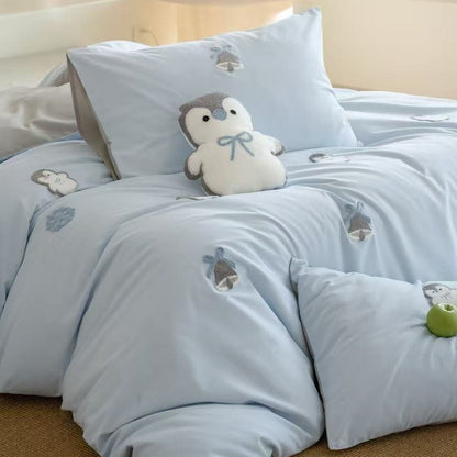 Kinderbettwäsche-Set mit gestickten Pinguin-Applikationen und Kuschelplüsch-Details