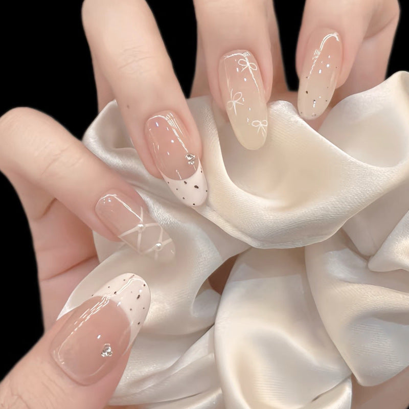Elegantes Press-On-Nagelset mit künstlerischen Details Brehn