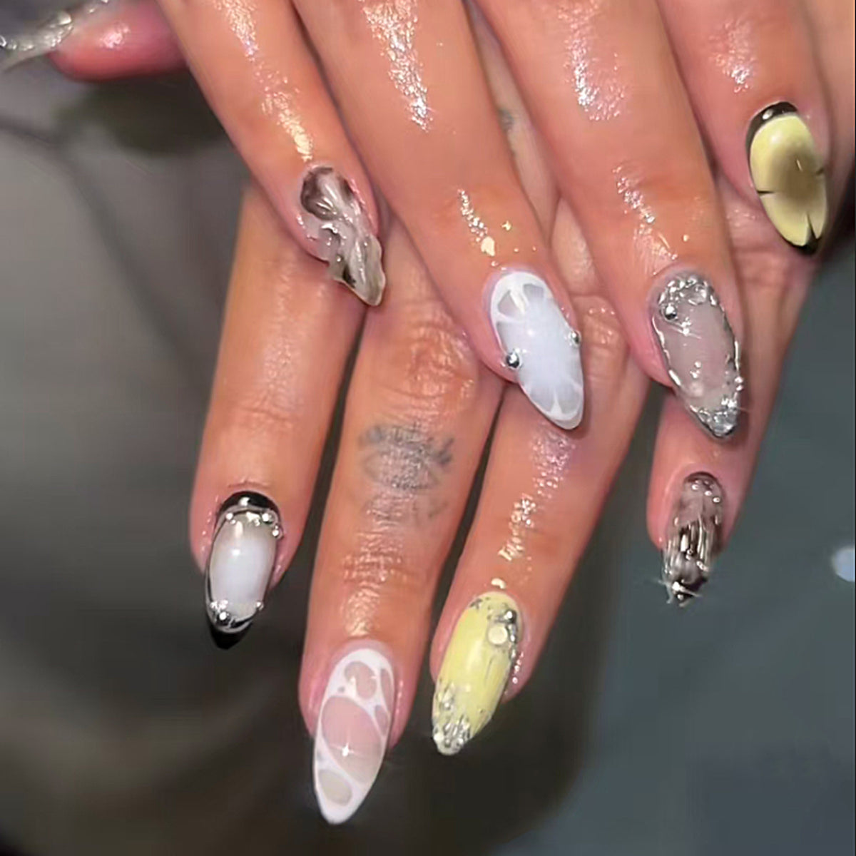 Kunstvolle Nailart mit edlen Akzenten Brehn