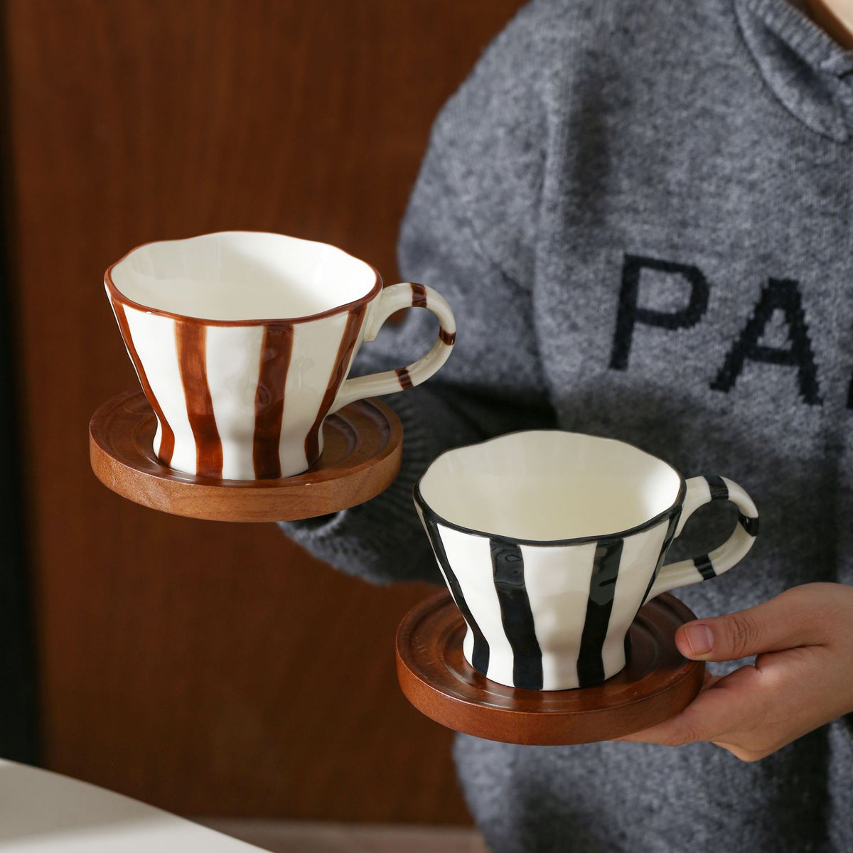 Skulpturale Keramik-Kaffeetasse mit geschwungenem Rand und markantem Streifendekor