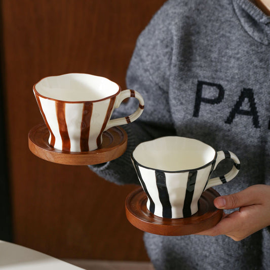 Skulpturale Keramik-Kaffeetasse mit geschwungenem Rand und markantem Streifendekor