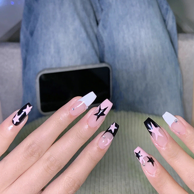 Kunstnagelset mit glamourösem Sternen-Design und funkelnden Akzenten Brehn