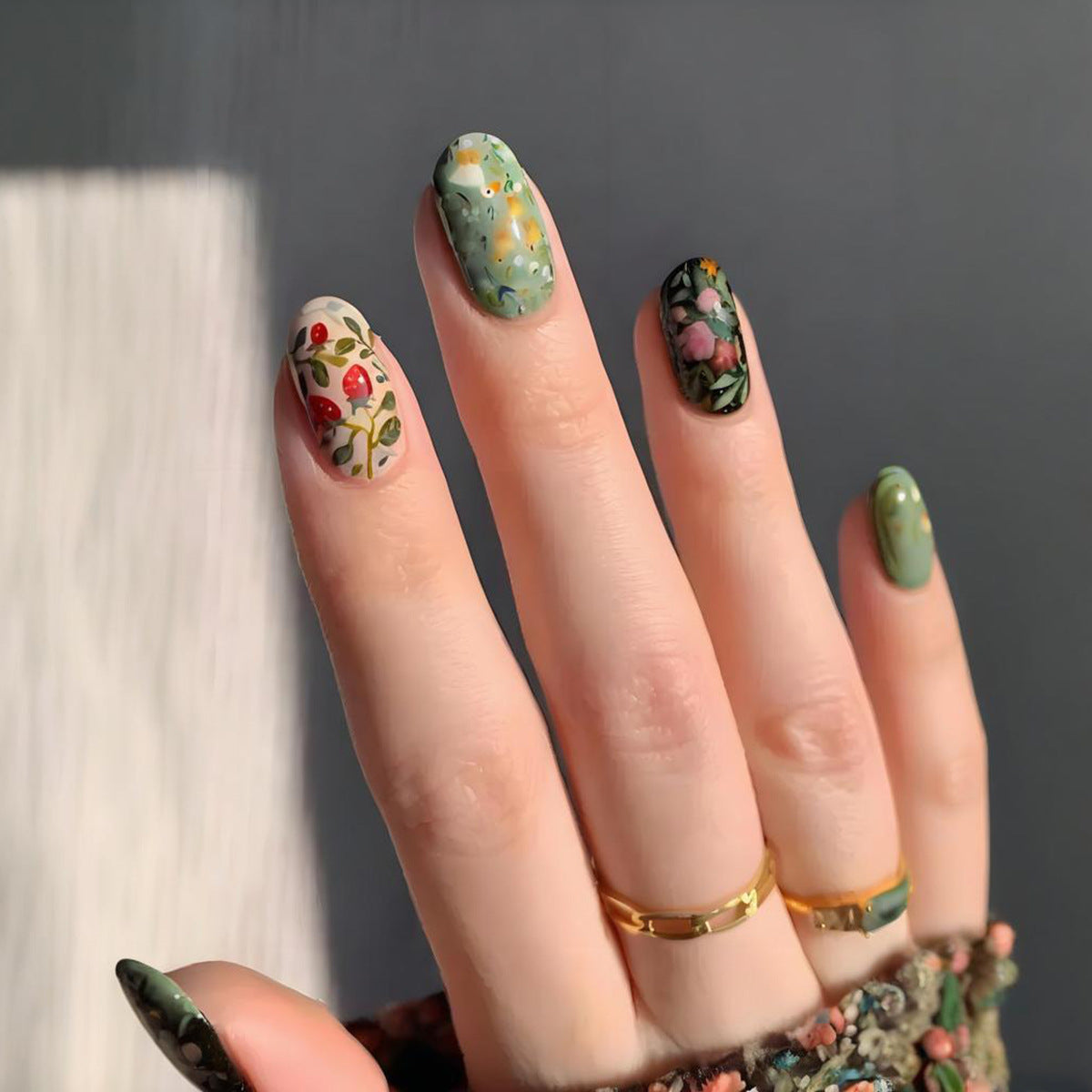 Kunstnagelset mit floralen Motiven und Glitzerakzenten Brehn