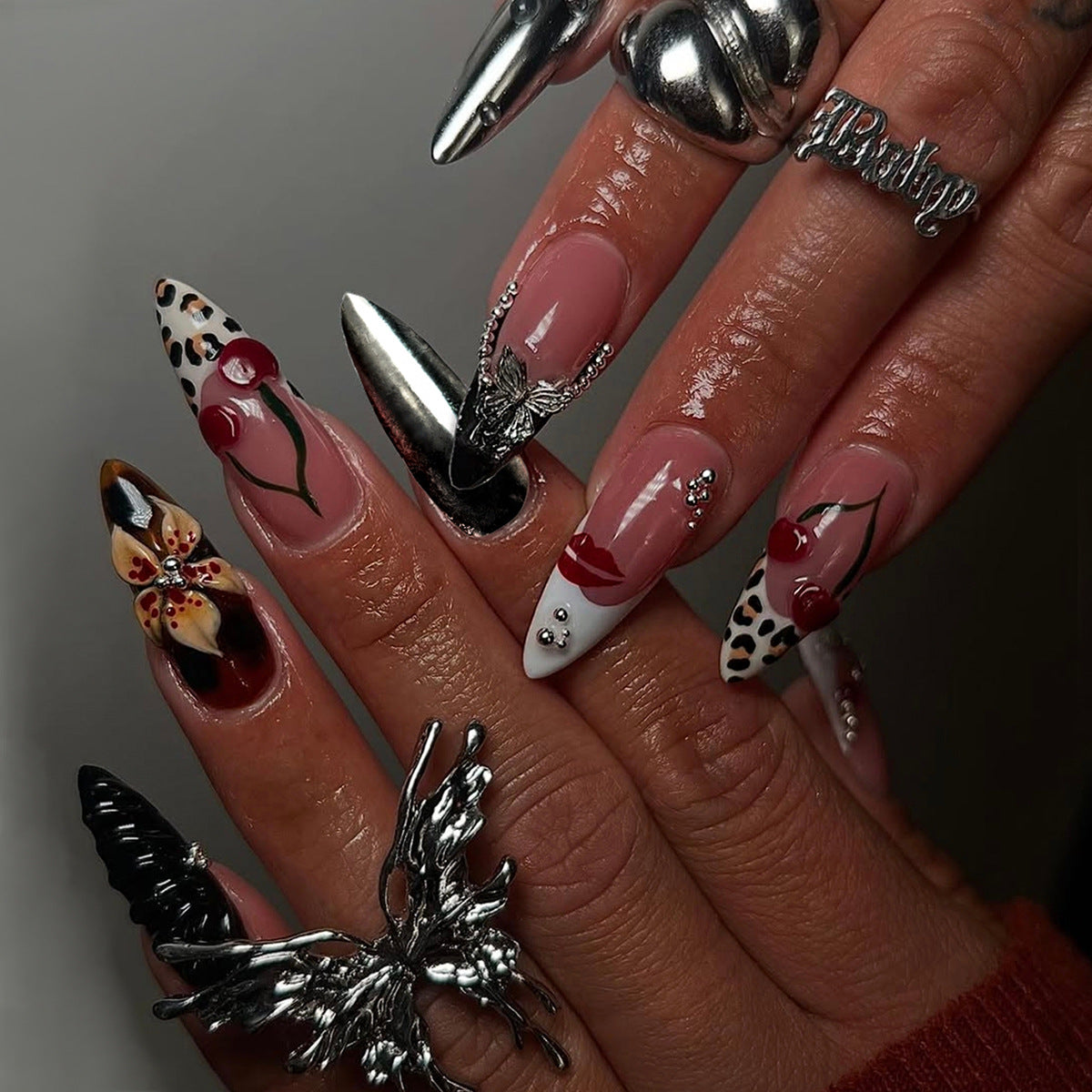 Kunstvolle Stiletto Fingernägel mit Einzigartigen Design-Elementen Brehn