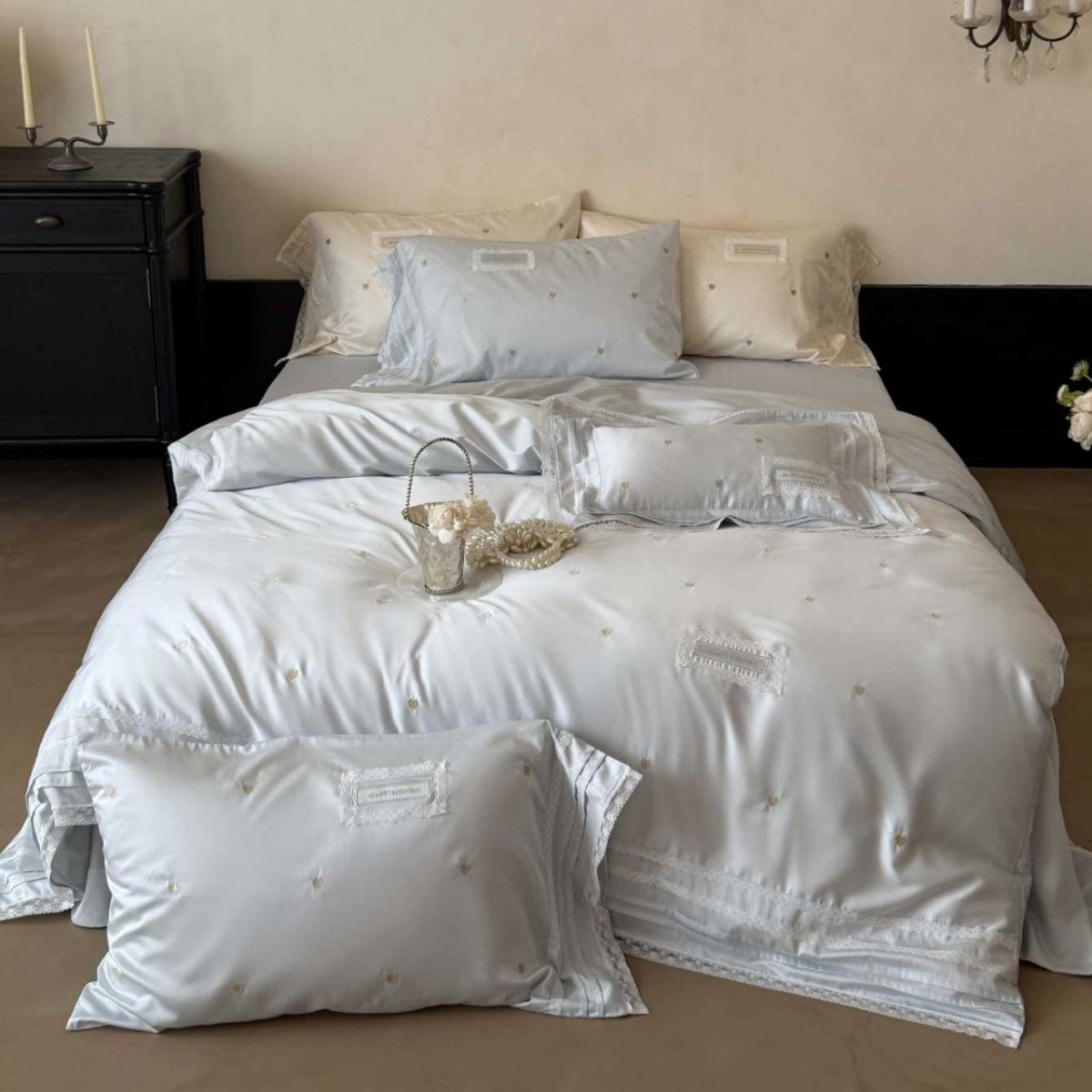 Luxuriös gesticktes Satin-Bettbezug-Set mit Spitze