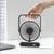Kühlender klarer Acrylrahmen wiederaufladbarer tragbarer Tischfan mit digitaler Batterieprozentsanzeige und faltbarem Griff Brehn