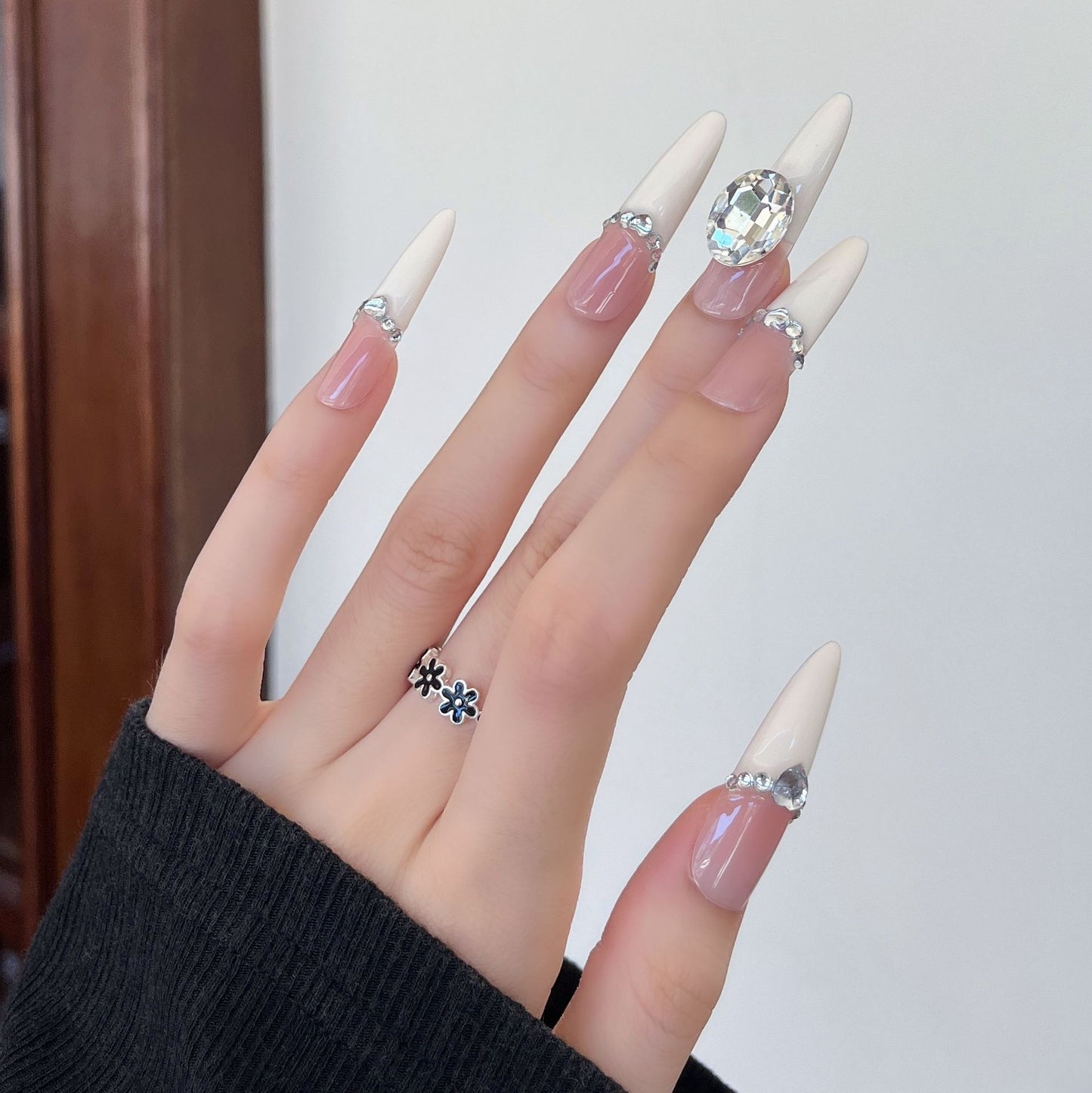 Künstlerische Stiletto Press-On Nagelkunst mit schimmernden Akzenten Brehn