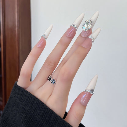 Künstlerische Stiletto Press-On Nagelkunst mit schimmernden Akzenten Brehn