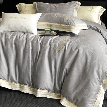Luxuriöses Satin-Bettwäsche-Set mit dezenter Marmorstruktur und goldener Stickbordüre