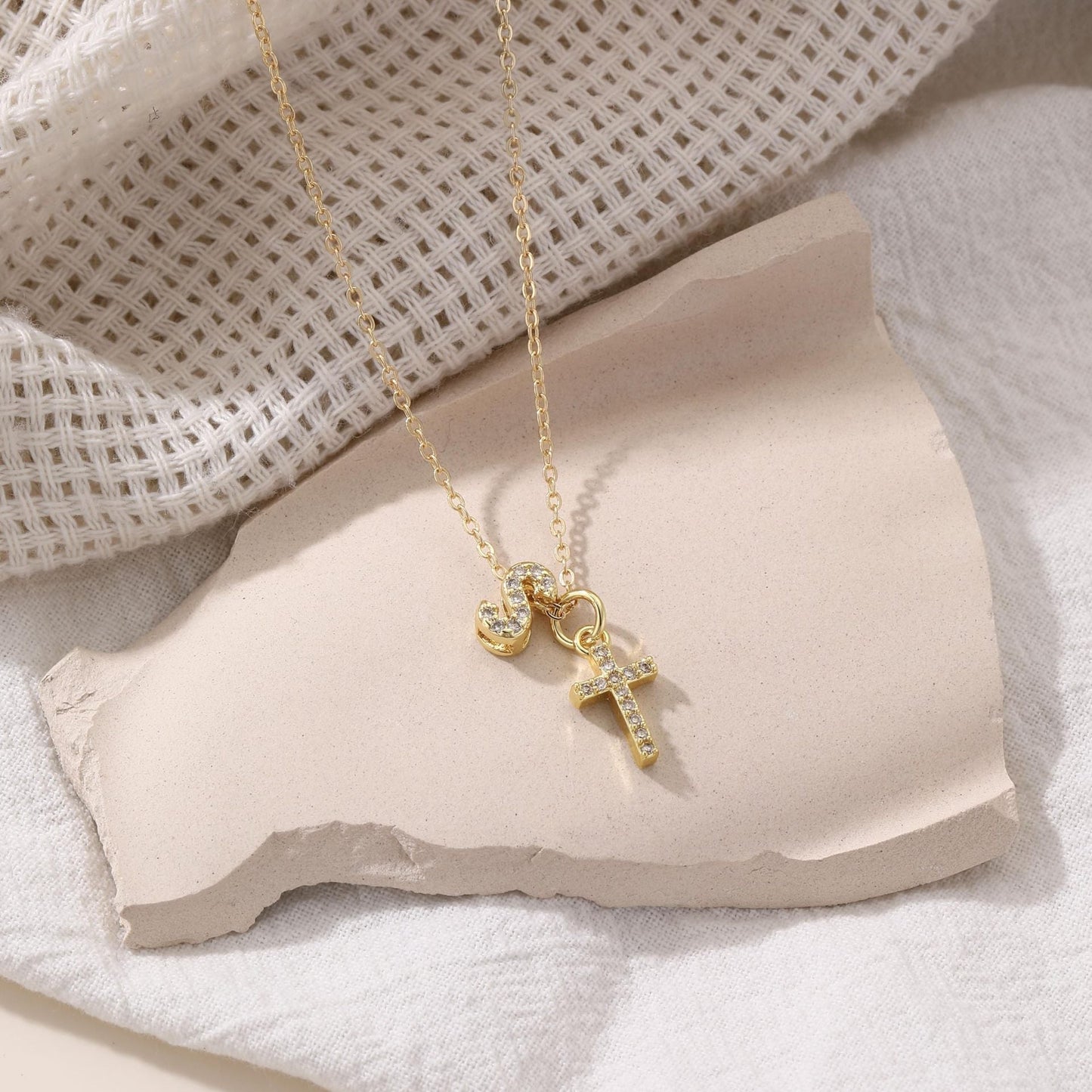 Brehn | Zarte Diamant Initial & Kreuz Halskette