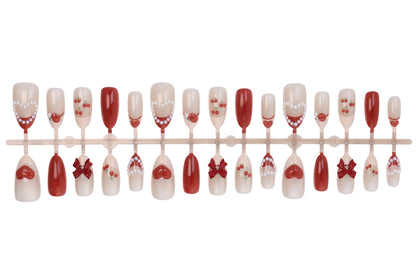 Kunstnagelset mit romantischen Beerendesigns und glamourösen Verzierungen Brehn