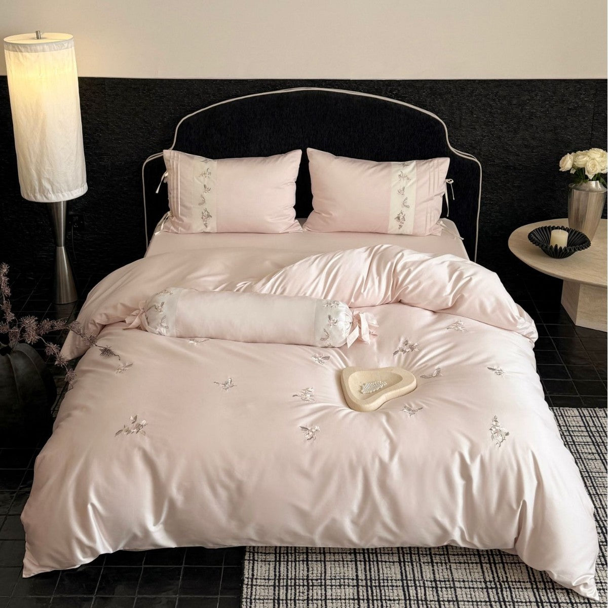 Luxuriöses Satin-Bettwäscheset mit bestickten Blütenapplikationen und Nackenrolle Brehn