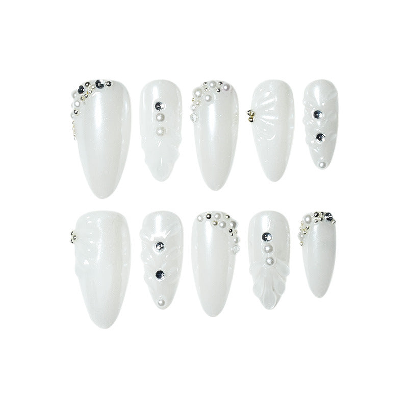 Elegante mit Strass veredelte Nagelspitzen Brehn