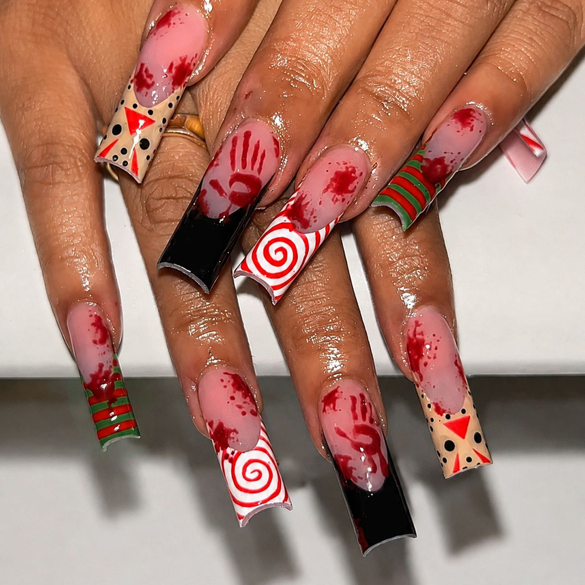 Kreatives Kunstnagelset mit gruseligen Halloween-Motiv Brehn