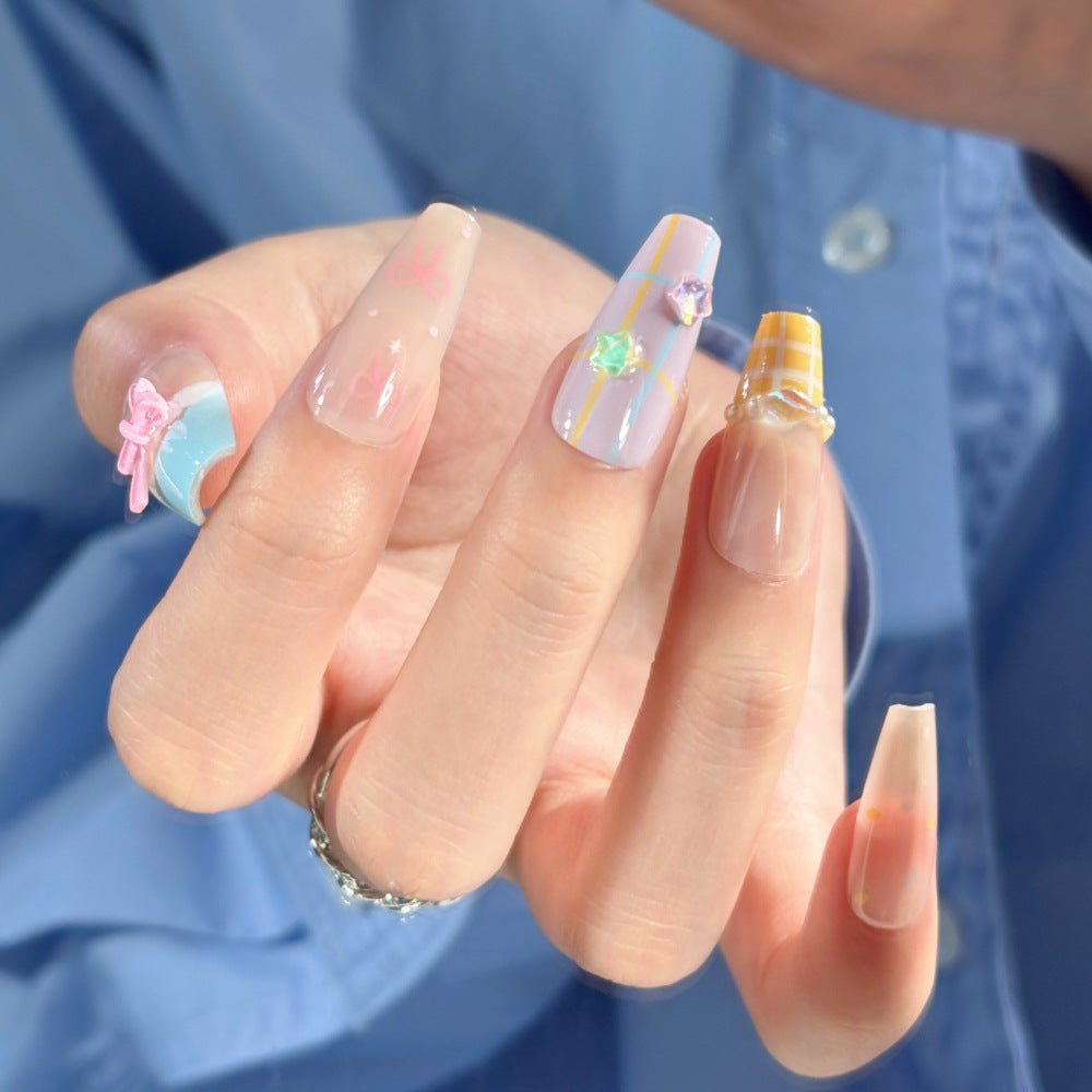 Künstlerisches Press-On-Nagel-Set mit fantasievollen Designs Brehn