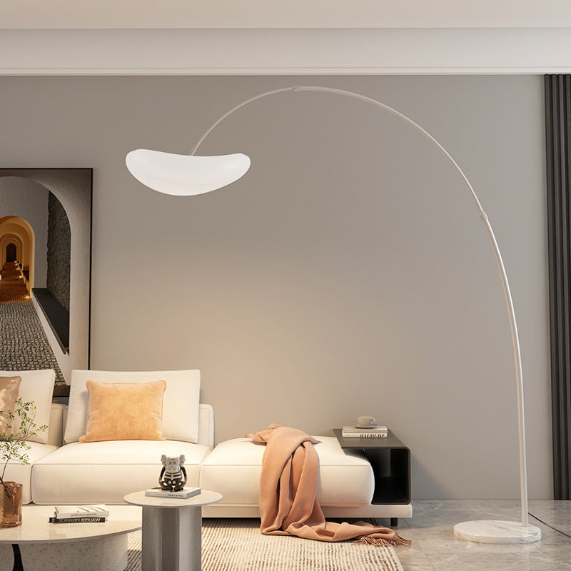 Kurvierte Stehlampe mit integriertem Schirm