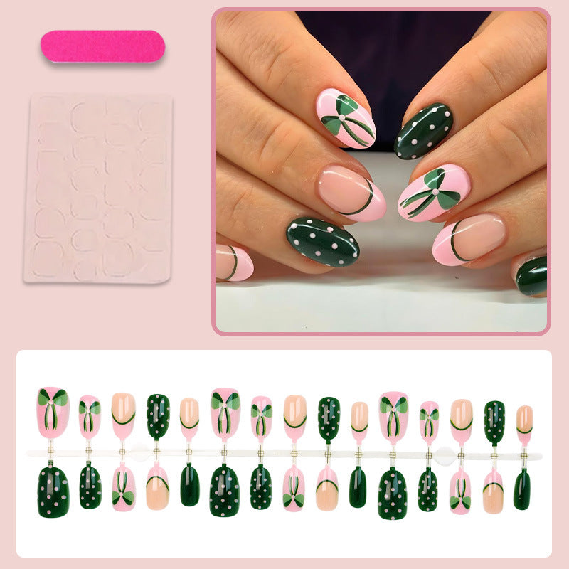 Kunstnagelset mit floralen Akzenten und verspielten Designs Brehn