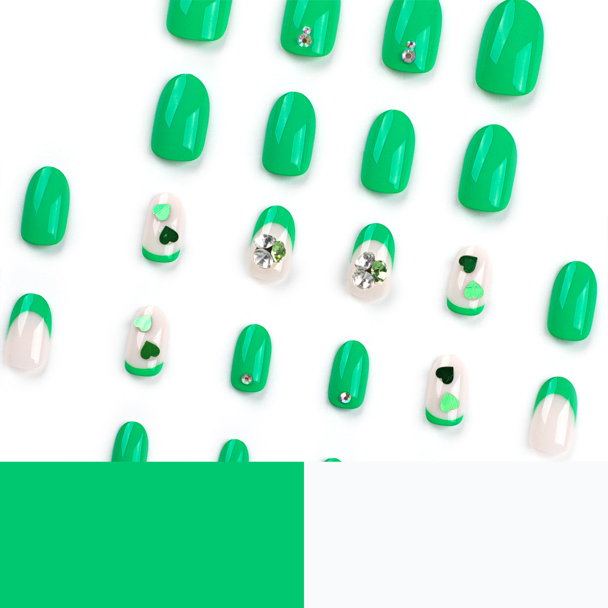 Kunstvolle Nagelverlängerungen mit liebenswerten Herzmotiven und Glitzerakzenten Brehn