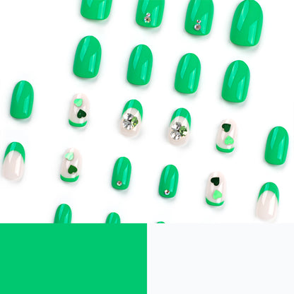Kunstvolle Nagelverlängerungen mit liebenswerten Herzmotiven und Glitzerakzenten Brehn