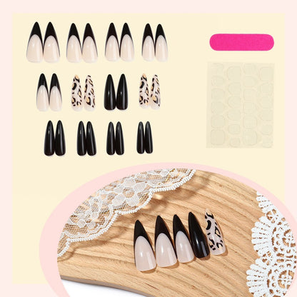 Kunstnagelset mit eleganten Spitzen und modernen Mustern Brehn