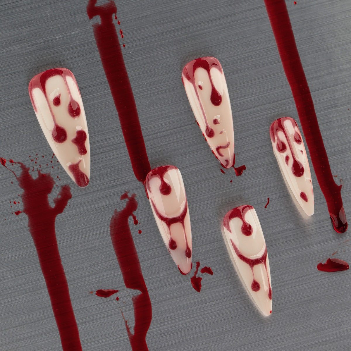 Kunstvolle Halloween-Gel-Nägel im blutigen Design Brehn