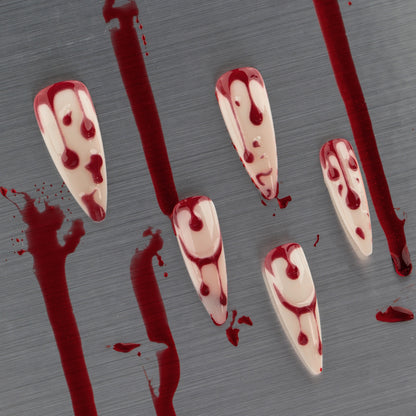 Kunstvolle Halloween-Gel-Nägel im blutigen Design Brehn