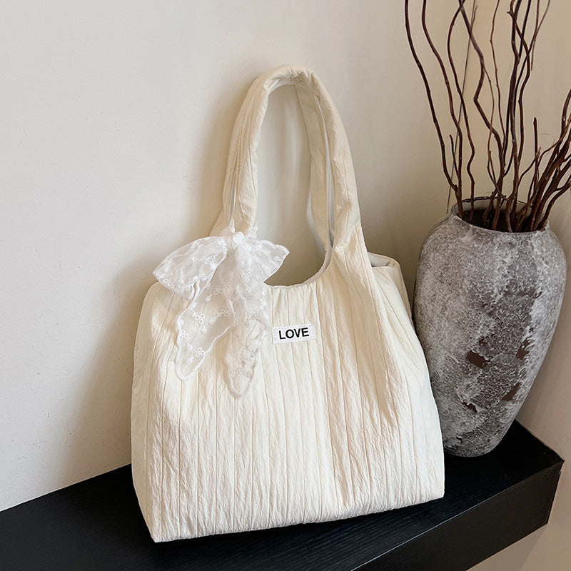 Freizeit-Tasche mit Strukturiertem Design und Verspieltem Schal Brehn